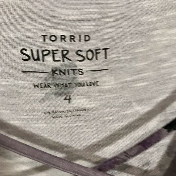 Torrid Super Soft Shirt purple floral asymmetrical spring and summer Women’s XXL - Picture 2 of 4